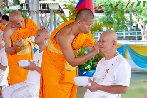 ภาพ No.338338:วันอาทิตย์ที่ 5 กรกฎาคม พศ.2569 พิธีตัดปอยผมธรรมทายาทนานาชาติ IDOP รุ่นที่ 21 จากประเทศจีน มาเลเซีย สิงคโปร์ และไต้หวัน ณ โถงช้าง วัดพระธรรมกาย
