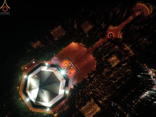 ภาพ No.69397:พิธีจุดประทีปถวายเป็นพุทธบูชา และบูชาธรรมมหาปูชนียาจารย์ ในโครงการธรรมยาตรากตัญญูบูชา มหาปูชนียาจารย์ พระมงคลเทพมุนี(สด จนฺทสโร) พระผู้ปราบมาร ปีที่ 11 ณ อนุสรณ์สถานมหาวิหารพระมงคลเทพมุนี อ.สองพี่น้อง จ.สุพรรณบุรี