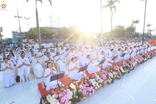 ภาพ No.284217:วันเสาร์ที่ 20 ธันวาคม พ.ศ.2568  พิธีตักบาตรพระ 10,000 รูป เนื่องในโอกาส 194 ปี จังหวัดกาญจนบุรี และอุทิศส่วนกุศลให้แด่บรรพชนทั้งหลาย บริเวณถนนสองแคว (Skywalk) เมืองกาญจนบุรี