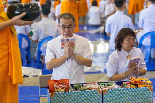 ภาพ No.345391:วันพฤหัสบดีที่ 27 สิงหาคม พ.ศ.2569 พิธีตักบาตรในวันธรรมชัย ณ สภาธรรมกายสากล วัดพระธรรมกาย ปทุมธานี