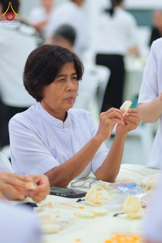 ภาพ No.327516:วันศุกร์ที่ 1 พฤษภาคม พ.ศ. 2569 รวมใจพสกนิกรชาวอำเภอคลองหลวง ประดิษฐ์ดอกไม้จันทน์ เพื่อใช้ในพิธีถวายดอกไม้จันทน์ในงานพระราชพิธีถวายพระเพลิงพระบรมศพ สมเด็จพระนางเจ้าสิริกิติ์ พระบรมราชินีนาถ พระบรมราชชนนีพันปีหลวง ณ วัดพระธรรมกาย