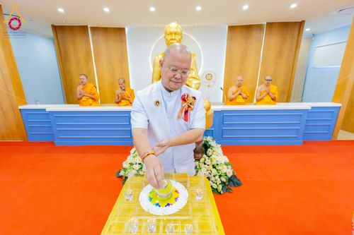 ภาพ No.313278:วันอาทิตย์ที่ 8 มีนาคม พ.ศ. 2569 พิธีสมโภชรูปเหมือนพระมงคลเทพมุนี (สด จนฺทสโร) และพิธีทอดผ้าป่าสามัคคีเพื่อสร้างวิหารพระมงคลเทพมุนี ณ วัดพุทธเคปทาวน์ ประเทศแอฟริกาใต้