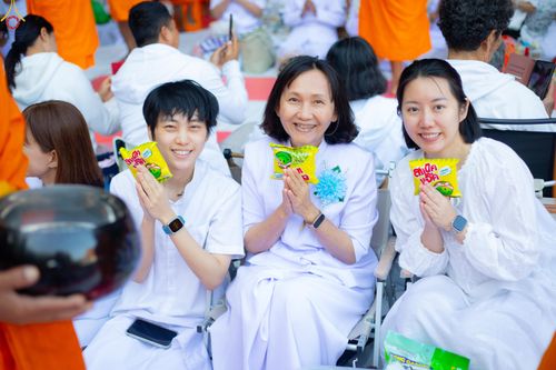 ภาพ No.289342:วันที่ 7 มกราคม พ.ศ. 2569 พิธีตักบาตรพระธรรมยาตรา ณ อนุสรณ์สถานลำดับที่ 1 สถานที่เกิดด้วยรูปกายเนื้อ อนุสรณ์สถานมหาวิหารพระมงคลเทพมุนี (โลตัสแลนด์) อ.สองพี่น้อง จ.สุพรรณบุรี ในโครงการธรรมยาตรา กตัญญูบูชา มหาปูชนียาจารย์ พระมงคลเทพมุนี(สด จนฺทสโร) พระผู้ป