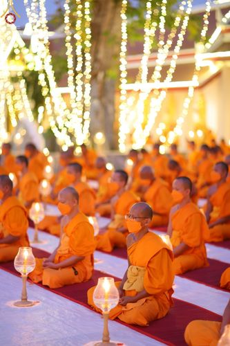 ภาพ No.71938:พิธีจุดประทีปถวายเป็นพุทธบูชา และบูชาธรรมมหาปูชนียาจารย์ ในโครงการธรรมยาตรากตัญญูบูชา มหาปูชนียาจารย์ พระมงคลเทพมุนี(สด จนฺทสโร) พระผู้ปราบมาร ปีที่ 11 ณ อนุสรณ์สถานลำดับที่ 3 สถานที่เกิดใหม่ในเพศสมณะ วัดสองพี่น้อง อ.สองพี่น้อง จ.สุพรรณบุรี วันที่ 17 มกร