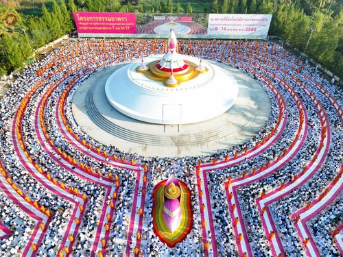 ภาพ No.70591:พิธีตักบาตรพระธรรมยาตราฯ ในโครงการธรรมยาตรากตัญญูบูชา มหาปูชนียาจารย์ พระมงคลเทพมุนี(สด จนฺทสโร) พระผู้ปราบมาร ปีที่ 11 ณ อนุสรณ์สถานลำดับที่ 2 สถานที่ตั้งมโนปณิธานบวชตลอดชีวิต อนุสรณ์สถานคลองบางนางแท่น อ.สามพราน จ.นครปฐม วันที่ 14 มกราคม พ.ศ. 2566