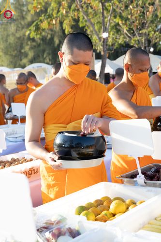 ภาพ No.106093:พิธีถวายภัตตาหารเป็นสังฆทาน แด่คณะพระธรรมยาตราฯ ในโครงการธรรมยาตรากตัญญูบูชา มหาปูชนียาจารย์ พระมงคลเทพมุนี(สด จนฺทสโร) พระผู้ปราบมาร อนุสรณ์สถาน 7 แห่ง ปีที่ 12 วันที่ 3 มกราคม พ.ศ. 2567 ณ อนุสรณ์สถานโลตัสแลนด์ จ.สุพรรณบุรี