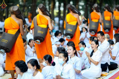 ภาพ No.105720:พิธีต้อนรับพระธรรมยาตรา ในโครงการธรรมยาตรากตัญญูบูชา มหาปูชนียาจารย์ พระมงคลเทพมุนี(สด จนฺทสโร) พระผู้ปราบมาร อนุสรณ์สถาน 7 แห่ง ปีที่ 12 วันที่ 3 มกราคม พ.ศ. 2567 ณ อนุสรณ์สถานโลตัสแลนด์ จ.สุพรรณบุรี