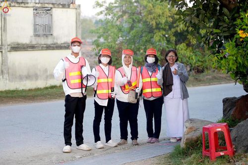 ภาพ No.300597:ภาพเบื้องหลังอาสาสมัครรวมใจ ชุดที่ 3 ในโครงการธรรมยาตรา กตัญญูบูชา มหาปูชนียาจารย์ พระมงคลเทพมุนี(สด จนฺทสโร) พระผู้ปราบมาร อนุสรณ์สถาน 7 แห่ง ปีที่ 14