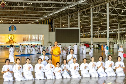 ภาพ No.327979:วันที่ 3 พฤษภาคม พ.ศ.2569 พิธีตักบาตร ข้าวสารอาหารแห้ง ณ บ้านแก้วเรือนทองคุณยายอาจารย์ฯ วัดพระธรรมกาย