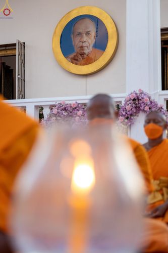 ภาพ No.73453:พิธีจุดประทีปถวายเป็นพุทธบูชา และบูชาธรรมมหาปูชนียาจารย์ ในโครงการธรรมยาตรากตัญญูบูชา มหาปูชนียาจารย์ พระมงคลเทพมุนี(สด จนฺทสโร) พระผู้ปราบมาร ปีที่ 11 ณ อนุสรณ์สถานลำดับที่ 4 สถานที่เกิดด้วยกายธรรม วัดโบสถ์ (บน) บางคูเวียง อ.บางกรวย จ.นนทบุรี วันที่ 21 