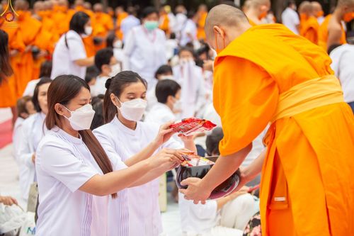 ภาพ No.69745:พิธีตักบาตรพระธรรมยาตราฯ ในโครงการธรรมยาตรากตัญญูบูชา มหาปูชนียาจารย์ พระมงคลเทพมุนี(สด จนฺทสโร) พระผู้ปราบมาร ปีที่ 11 ณ อนุสรณ์สถานลำดับที่ 1 สถานที่เกิดด้วยรูปกายเนื้อ อนุสรณ์สถานมหาวิหารพระมงคลเทพมุนี อ.สองพี่น้อง จ.สุพรรณบุรี