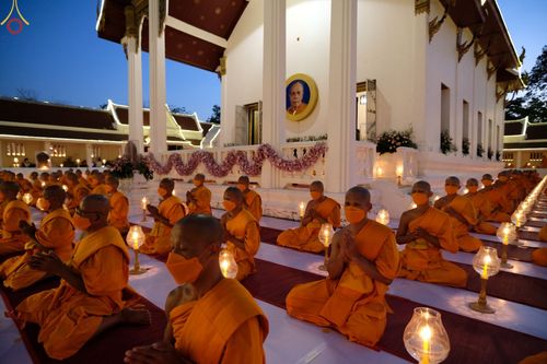 ภาพ No.73310:พิธีจุดประทีปถวายเป็นพุทธบูชา และบูชาธรรมมหาปูชนียาจารย์ ในโครงการธรรมยาตรากตัญญูบูชา มหาปูชนียาจารย์ พระมงคลเทพมุนี(สด จนฺทสโร) พระผู้ปราบมาร ปีที่ 11 ณ อนุสรณ์สถานลำดับที่ 4 สถานที่เกิดด้วยกายธรรม วัดโบสถ์ (บน) บางคูเวียง อ.บางกรวย จ.นนทบุรี วันที่ 21 