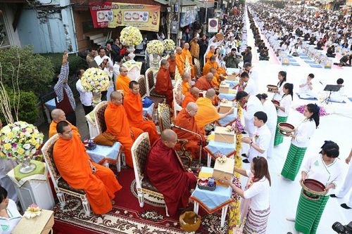 ภาพ No.15823:ประมวลภาพตักบาตรพระ 3 แผ่นดิน พระ 10,000 รูป ปีที่ 2 จ.เชียงราย