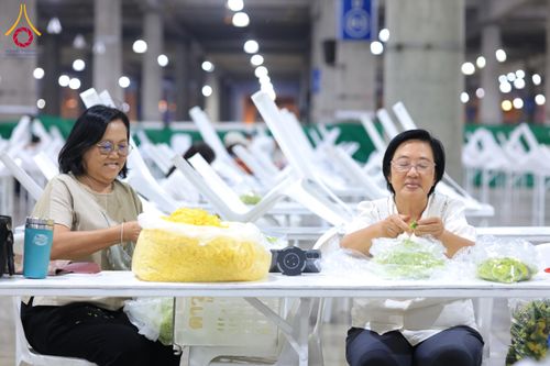 ภาพ No.303303:วันที่ 15-21 มกราคม พ.ศ.2569 ปลิดกลีบดอกเบญจทรัพย์ เพื่อโปรยต้อนรับพระธรรมยาตรา ในโครงการธรรมยาตรา กตัญญูบูชา มหาปูชนียาจารย์ พระมงคลเทพมุนี(สด จนฺทสโร) พระผู้ปราบมาร อนุสรณ์สถาน 7 แห่ง ปีที่ 14 ณ วิหารคด วัดพระธรรมกาย