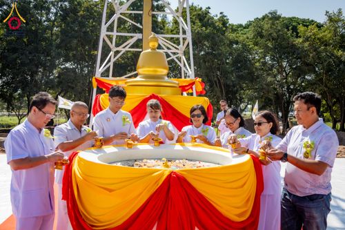 ภาพ No.285801:วันพุธที่ 10 ธันวาคม พ.ศ.2568  พิธีตอกเสาเข็มมงคลต้นสุดท้าย รองรับองค์พระเจดีย์เพื่อสร้างสันติภาพโลก ณ ศูนย์ปฏิบัติธรรมและศูนย์อบรมเยาวชน ชัยนาท