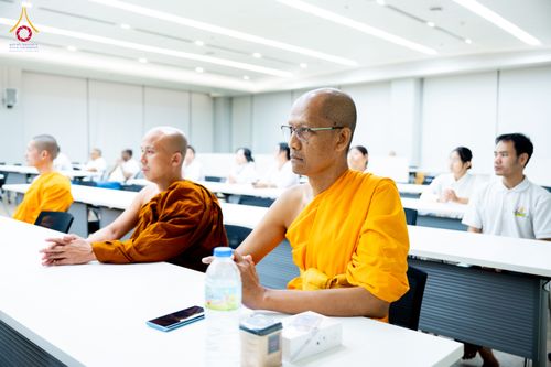 ภาพ No.323334:หลวงพ่อทัตตชีโว รองเจ้าอาวาสวัดพระธรรมกาย ถวายการต้อนรับปฏิสันถารคณะสงฆ์จากประเทศศรีลังกา