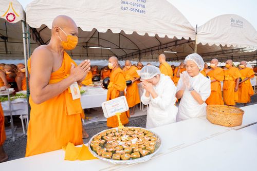 ภาพ No.295804:วันที่ 17 มกราคม พ.ศ. 2569 พิธีถวายภัตตาหารเป็นสังฆทาน แด่พระธรรมยาตรา ณ วัดโบสถ์บน ต.บางคูเวียง จ.นนทบุรี อนุสรณ์สถานลำดับที่ 4 สถานที่เกิดด้วยกายธรรม ในโครงการธรรมยาตรา กตัญญูบูชา มหาปูชนียาจารย์ พระมงคลเทพมุนี(สด จนฺทสโร) พระผู้ปราบมาร อนุสรณ์สถาน 7 แ