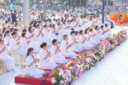 ภาพ No.282660:วันเสาร์ที่ 20 ธันวาคม พ.ศ.2568 พิธีตักบาตรพระ 10,000 รูป (ชุด 2) เนื่องในโอกาส 194 ปี จังหวัดกาญจนบุรี และอุทิศส่วนกุศลให้แด่บรรพชนทั้งหลาย บริเวณถนนสองแคว (Skywalk) เมืองกาญจนบุรี