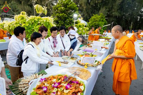 ภาพ No.293520:วันที่ 13 มกราคม พ.ศ. 2569 พิธีถวายภัตตาหารเป็นสังฆทาน แด่พระธรรมยาตรา ณ อนุสรณ์สถานมหาวิหารพระมงคลเทพมุนี (โลตัสแลนด์) อ.สองพี่น้อง จ.สุพรรณบุรี ในโครงการธรรมยาตรา กตัญญูบูชา มหาปูชนียาจารย์ พระมงคลเทพมุนี(สด จนฺทสโร) พระผู้ปราบมาร อนุสรณ์สถาน 7 แห่ง ปี