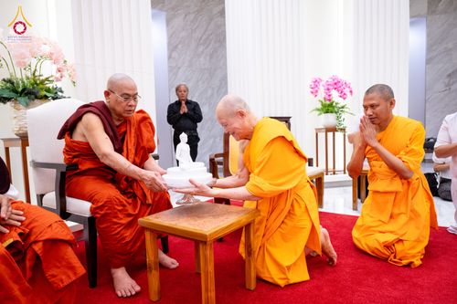 ภาพ No.325546:วันที่ 23 เมษายน พ.ศ.2569 หลวงพ่อทัตตชีโว รองเจ้าอาวาสวัดพระธรรมกาย ถวายการต้อนรับและปฏิสันถารคณะสงฆ์เมียนมาร์และเนปาล