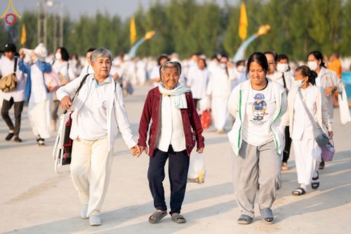 ภาพ No.201248:พิธีตักบาตรพระธรรมยาตรา ณ อนุสรณ์สถานลำดับที่ 5 สถานที่เผยแผ่วิชชาธรรมกายครั้งแรก อนุสรณ์สถานบางปลา วัดบางปลา อำเภอบางเลน จังหวัดนครปฐม ในโครงการธรรมยาตรา กตัญญูบูชา มหาปูชนียาจารย์ พระมงคลเทพมุนี(สด จนฺทสโร) พระผู้ปราบมาร อนุสรณ์สถาน 7 แห่ง ปีที่ 13