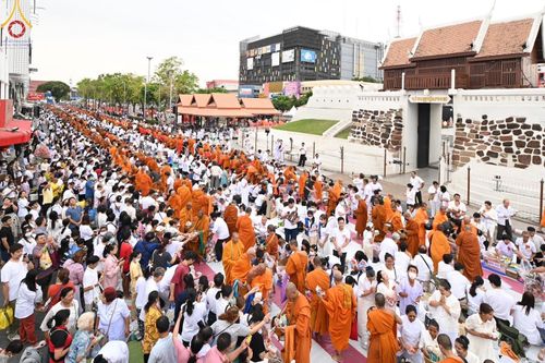 ภาพ No.126262:พิธีทำบุญเมืองนครราชสีมา ฉลอง 556 ปี ตักบาตรพระ 10,000 รูป ในวันเสาร์ที่ 2 มีนาคม พ.ศ.2567 ณ อนุสาวรีย์ท้าวสุรนารี จ.นครราชสีมา จัดโดย คณะสงฆ์จังหวัดนครราชสีมา ร่วมกับสำนักงานจังหวัดนครราชสีมา