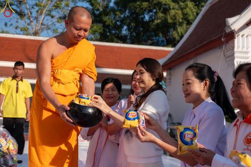 ภาพ No.197859:พิธีตักบาตรพระธรรมยาตรา ณ อนุสรณ์สถานลำดับที่ 4 สถานที่เกิดด้วยกายธรรม วัดโบสถ์(บน) ต.บางคูเวียง จ.นนทบุรี ในโครงการธรรมยาตรา กตัญญูบูชา มหาปูชนียาจารย์ พระมงคลเทพมุนี(สด จนฺทสโร) พระผู้ปราบมาร อนุสรณ์สถาน 7 แห่ง ปีที่ 13 วันที่ 19 มกราคม พ.ศ. 2568