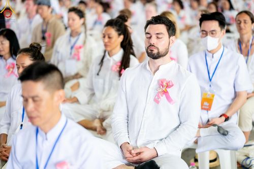 ภาพ No.207454:พิธีตักบาตร และปฏิบัติธรรมช่วงสาย ในวันมาฆบูชา วันพุธที่ 12 กุมภาพันธ์ พ.ศ. 2568 ณ วัดพระธรรมกาย จังหวัดปทุมธานี