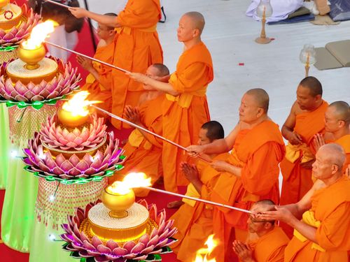 ภาพ No.294020:วันที่ 13 มกราคม พ.ศ. 2569 พิธีจุดประทีปถวายเป็นพุทธบูชา และบูชาธรรมมหาปูชนียาจารย์  (ภาพชุดที่ 2) ณ วัดสองพี่น้อง ต.ต้นตาล อ.สองพี่น้อง จ.สุพรรณบุรี ในโครงการธรรมยาตรา กตัญญูบูชา มหาปูชนียาจารย์ พระมงคลเทพมุนี(สด จนฺทสโร) พระผู้ปราบมาร อนุสรณ์สถาน 7 แห่