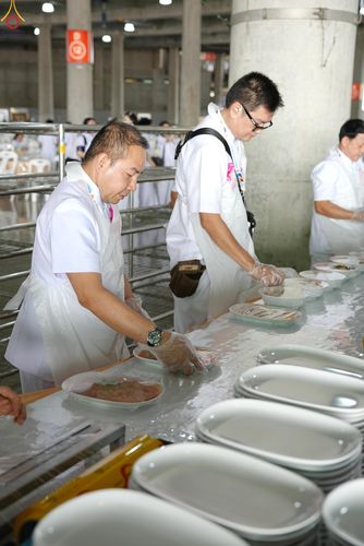 ภาพ No.325890:วันที่ 22 เมษายน พ.ศ.2569(วันคุ้มครองโลก) งานถวายมหาสังฆทาน 40,000 กว่าวัดทั่วประเทศ เจ้าหน้าที่ สาธุชน ร่วมใจจัดเตรียมภัตตาหารเพล (ชุด 2)