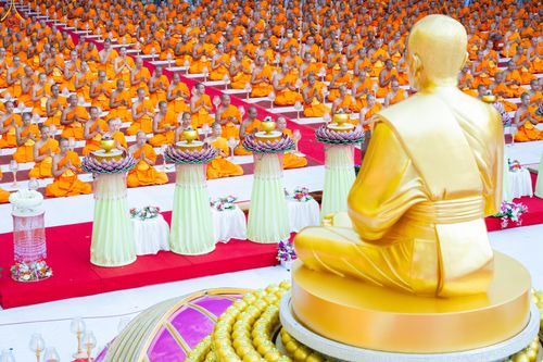 ภาพ No.290007:วันที่ 6 มกราคม พ.ศ. 2569 พิธีจุดประทีปถวายเป็นพุทธบูชา และบูชาธรรมมหาปูชนียาจารย์ (ภาพชุดที่ 2) ณ อนุสรณ์สถานมหาวิหารพระมงคลเทพมุนี (โลตัสแลนด์) อ.สองพี่น้อง จ.สุพรรณบุรี ในโครงการธรรมยาตรา กตัญญูบูชา มหาปูชนียาจารย์ พระมงคลเทพมุนี(สด จนฺทสโร) พระผู้ปรา