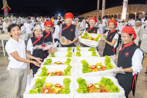 ภาพ No.303206:วันที่ 26 มกราคม พ.ศ. 2569 พิธีถวายภัตตาหารเป็นสังฆทาน แด่พระธรรมยาตรา ณ วัดพระธรรมกาย  จังหวัดปทุมธานี ในโครงการธรรมยาตรา กตัญญูบูชา มหาปูชนียาจารย์ พระมงคลเทพมุนี(สด จนฺทสโร) พระผู้ปราบมาร อนุสรณ์สถาน 7 แห่ง ปีที่ 14