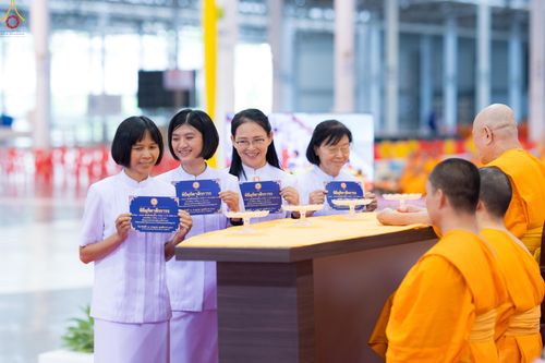 ภาพ No.339020:วันอาทิตย์ที่ 12 กรกฎาคม พ.ศ.2569 พิธีมุทิตาผู้สอบได้เปรียญธรรม ประโยค 1-2 ถึง ป.ธ.9 และ บ.ศ.1-2 ถึง บ.ศ.6 สำนักศาสนศึกษาวัดพระธรรมกาย ประจำปี 2569, พิธีมอบตราตั้งแต่งตั้งอาจารย์ใหญ่ สำนักศาสนศึกษาวัดพระธรรมกาย