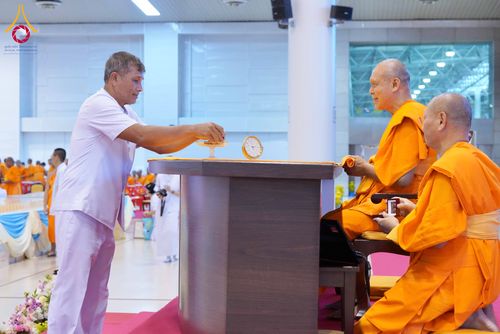 ภาพ No.338059:วันอาทิตย์ต้นเดือน 5 กรกฎาคม พ.ศ.2569 สัมมนาพิเศษ พิธีมอบพระของขวัญ ณ ห้องแก้วสารพัด1 วัดพระธรรมกาย