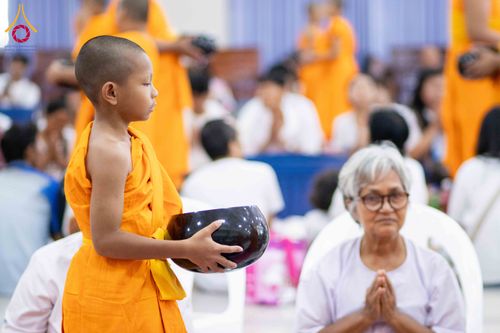 ภาพ No.321925:วันที่ 12 เมษายน พ.ศ.2569 ตักบาตรสงกรานต์ฉลองสามเณรใหม่  ณ ศูนย์ปฏิบัติธรรมระยอง(บ้านช่องลม)