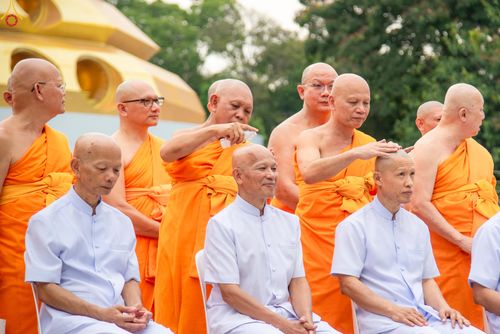 ภาพ No.330581:วันที่ 30 พฤษภาคม พ.ศ.2569 พิธีตัดปอยผมและปลงผม อุบาสกอุปสมบทอุทิศชีวิต 11 ท่าน (ภาพชุดที่ 2) ณ โบสถ์พระไตรปิฎก วัดพระธรรมกาย จังหวัดปทุมธานี