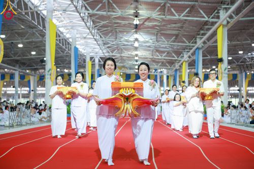 ภาพ No.92327:พิธีทอดกฐินธรรมชัยเพื่อสร้างอาคาร 115 ปี คุณยายอาจารย์มหารัตนอุบาสิกาจันทร์ ขนนกยูง อาทิตย์ต้นเดือนที่ 5 พฤศจิกายน พ.ศ. 2566 ณ วัดพระธรรมกาย จ.ปทุมธานี