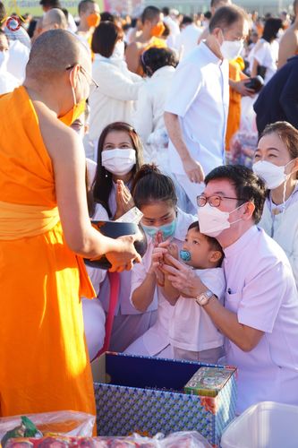 ภาพ No.68770:พิธีตักบาตรฉลองพระใหม่ วันที่ 1 มกราคม พ.ศ. 2566 ณ วัดพระธรรมกาย จ.ปทุมธานี