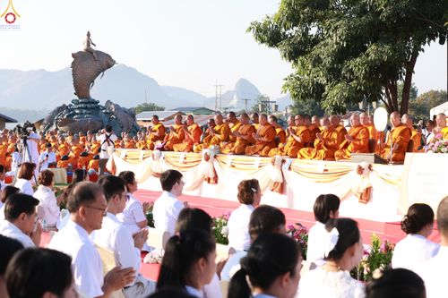 ภาพ No.284228:วันเสาร์ที่ 20 ธันวาคม พ.ศ.2568  พิธีตักบาตรพระ 10,000 รูป เนื่องในโอกาส 194 ปี จังหวัดกาญจนบุรี และอุทิศส่วนกุศลให้แด่บรรพชนทั้งหลาย บริเวณถนนสองแคว (Skywalk) เมืองกาญจนบุรี