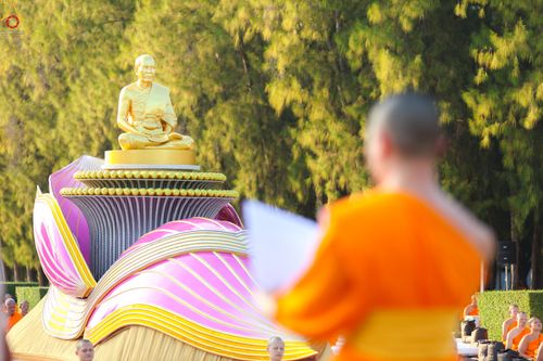 ภาพ No.281574:วันที่ 24 ธันวาคม พ.ศ.2568 พระธรรมยาตรา ปฏิบัติธรรม และถ่ายภาพหมู่ประวัติศาสตร์ ณ ลานหน้ามหาวิหารพระมงคลเทพมุนีฯ วัดพระธรรมกาย