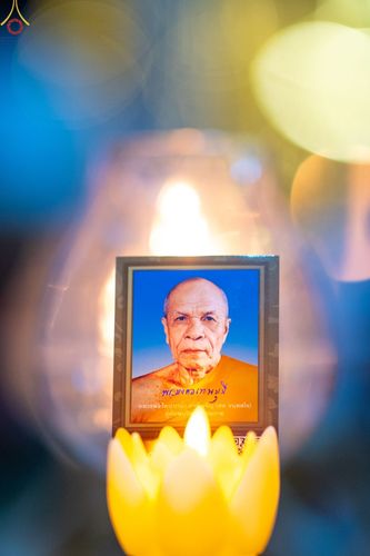 ภาพ No.73321:พิธีจุดประทีปถวายเป็นพุทธบูชา และบูชาธรรมมหาปูชนียาจารย์ ในโครงการธรรมยาตรากตัญญูบูชา มหาปูชนียาจารย์ พระมงคลเทพมุนี(สด จนฺทสโร) พระผู้ปราบมาร ปีที่ 11 ณ อนุสรณ์สถานลำดับที่ 4 สถานที่เกิดด้วยกายธรรม วัดโบสถ์ (บน) บางคูเวียง อ.บางกรวย จ.นนทบุรี วันที่ 21 