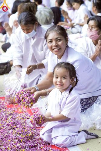 ภาพ No.106214:พิธีต้อนรับพระธรรมยาตรา ชุด 2 ในโครงการธรรมยาตรากตัญญูบูชา มหาปูชนียาจารย์  พระมงคลเทพมุนี(สด จนฺทสโร) พระผู้ปราบมาร  อนุสรณ์สถาน 7 แห่ง ปีที่ 12  วันที่ 3 มกราคม พ.ศ. 2567  ณ อนุสรณ์สถานโลตัสแลนด์ จ.สุพรรณบุรี