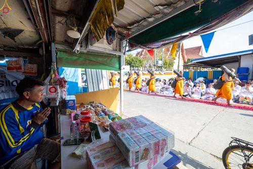 ภาพ No.290463:วันที่ 7 มกราคม พ.ศ. 2569 พิธีต้อนรับพระธรรมยาตรา ณ อนุสรณ์สถานลำดับที่ 2  สถานที่ตั้งมโนปณิธานบวชตลอดชีวิต อนุสรณ์สถานคลองบางนางแท่น (ภาพชุดที่ 2) อ.สามพราน จ.นครปฐม ในโครงการธรรมยาตรา กตัญญูบูชา มหาปูชนียาจารย์ พระมงคลเทพมุนี(สด จนฺทสโร) พระผู้ปราบมาร 