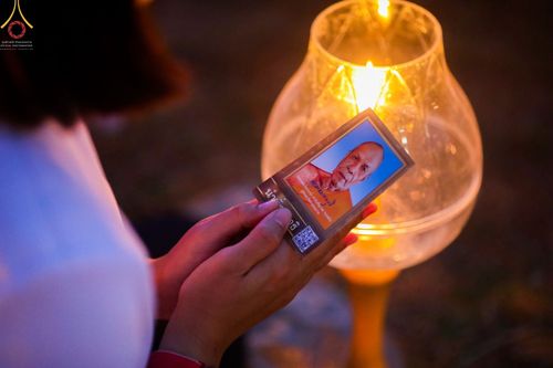 ภาพ No.71949:พิธีจุดประทีปถวายเป็นพุทธบูชา และบูชาธรรมมหาปูชนียาจารย์ ในโครงการธรรมยาตรากตัญญูบูชา มหาปูชนียาจารย์ พระมงคลเทพมุนี(สด จนฺทสโร) พระผู้ปราบมาร ปีที่ 11 ณ อนุสรณ์สถานลำดับที่ 3 สถานที่เกิดใหม่ในเพศสมณะ วัดสองพี่น้อง อ.สองพี่น้อง จ.สุพรรณบุรี วันที่ 17 มกร