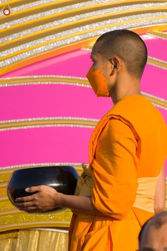 ภาพ No.74807:พิธีตักบาตรพระธรรมยาตราฯ ในโครงการธรรมยาตรากตัญญูบูชา มหาปูชนียาจารย์ พระมงคลเทพมุนี(สด จนฺทสโร) พระผู้ปราบมาร ปีที่ 11 ณ อนุสรณ์สถานลำดับที่ 5 สถานที่เผยแผ่วิชชาธรรมกายครั้งแรก อนุสรณ์สถานบางปลา วัดบางปลา อ.บางเลน จ.นครปฐม วันที่ 29 มกราคม พ.ศ. 2566