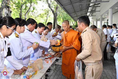 ภาพ No.344296:วันที่ 12 สิงหาคม พ.ศ. 2569  พสกนิกรชาวอำเภอคลองหลวง พร้อมใจร่วมพิธีสวดพระพุทธมนต์และทำบุญตักบาตรถวายพระราชกุศล เนื่องในวันคล้ายวันพระราชสมภพ สมเด็จพระบรมราชชนนีพันปีหลวง และวันแม่แห่งชาติ 12 สิงหาคม 2569