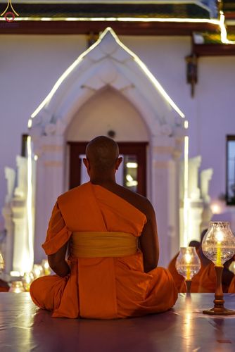 ภาพ No.73464:พิธีจุดประทีปถวายเป็นพุทธบูชา และบูชาธรรมมหาปูชนียาจารย์ ในโครงการธรรมยาตรากตัญญูบูชา มหาปูชนียาจารย์ พระมงคลเทพมุนี(สด จนฺทสโร) พระผู้ปราบมาร ปีที่ 11 ณ อนุสรณ์สถานลำดับที่ 4 สถานที่เกิดด้วยกายธรรม วัดโบสถ์ (บน) บางคูเวียง อ.บางกรวย จ.นนทบุรี วันที่ 21 