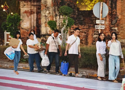 ภาพ No.317997:วันเสาร์ที่ 4 เมษายน พ.ศ. 2569 งานทำบุญเมืองใจกลางอยุธยา  ตักบาตรพระ 1,109 รูป ณ ถนนชีกุน หน้าวัดมหาธาตุ และวัดราชบูรณะ