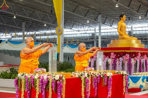 ภาพ No.83709:พิธีวางแผ่นจารึกชื่อและพิธีวางพวงมาลัยสักการะพระประธาน วันอาทิตย์ที่ 16 กรกฎาคม พ.ศ. 2566 ณ รัตนบัลลังก์ สภาธรรมกายสากล วัดพระธรรมกาย