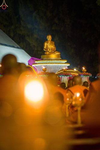 ภาพ No.69524:พิธีจุดประทีปถวายเป็นพุทธบูชา และบูชาธรรมมหาปูชนียาจารย์ ในโครงการธรรมยาตรากตัญญูบูชา มหาปูชนียาจารย์ พระมงคลเทพมุนี(สด จนฺทสโร) พระผู้ปราบมาร ปีที่ 11 ณ อนุสรณ์สถานมหาวิหารพระมงคลเทพมุนี อ.สองพี่น้อง จ.สุพรรณบุรี